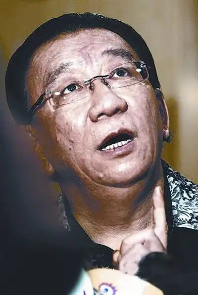 不知向谁道歉,侯耀华疑患老年痴呆