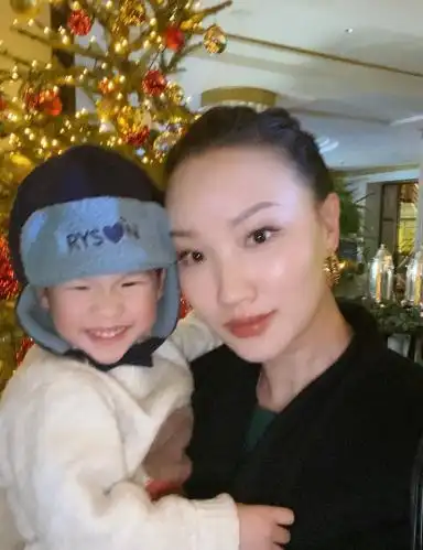 歌手平安晒老婆孩子合照,已经有俩儿子了,老婆是高颜值美女