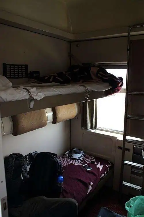 图片火车买的硬卧下铺发现被老人占了高情商