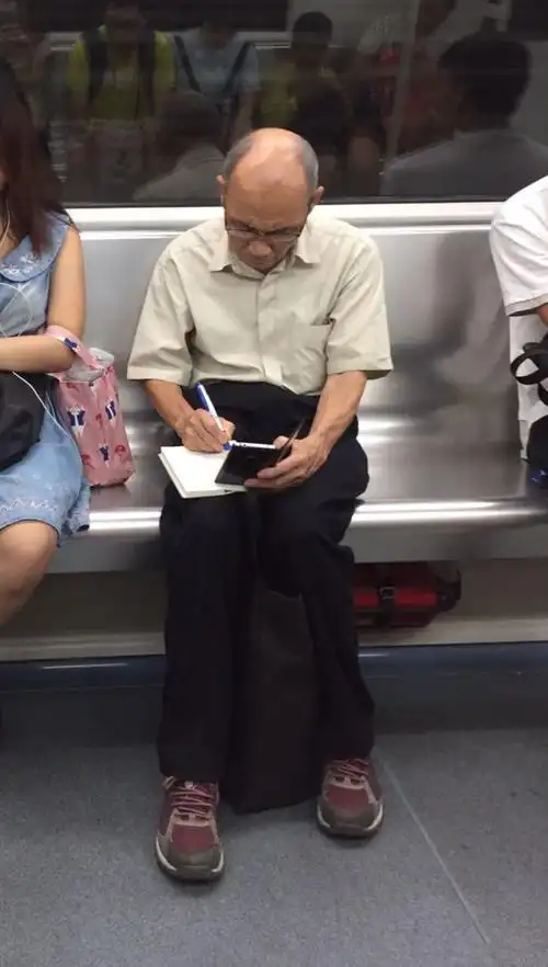 一般,我们坐地铁都是玩手机,听歌的,不然就是和朋友聊天.