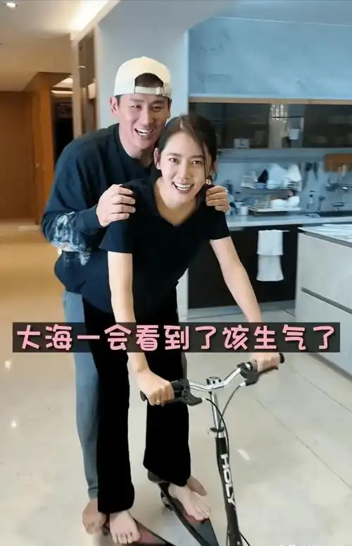 秋瓷炫聚餐喝到烂醉如泥,被老公于晓光背上车,姿势太好笑了