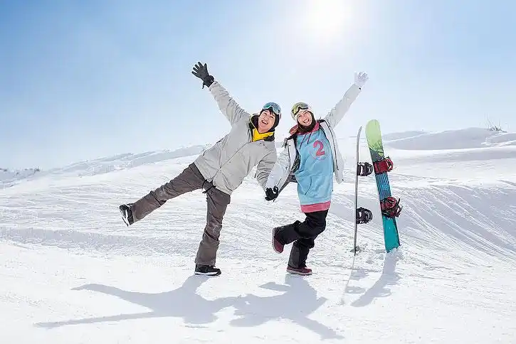 快乐的年轻情侣在滑雪场滑雪