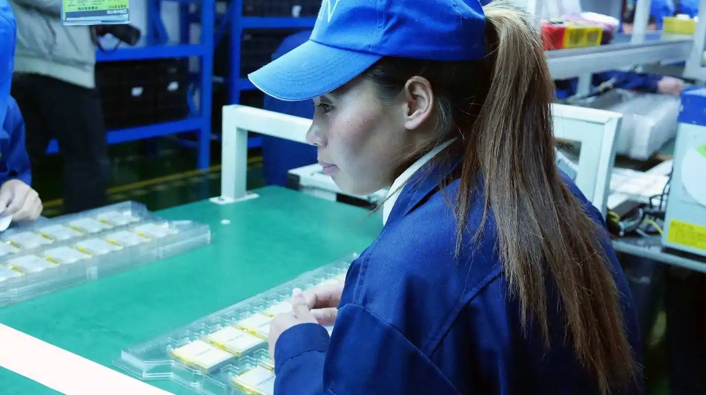 迁莞企业里的厂妹一族,"有太多东西需要适应,每天都太累了"