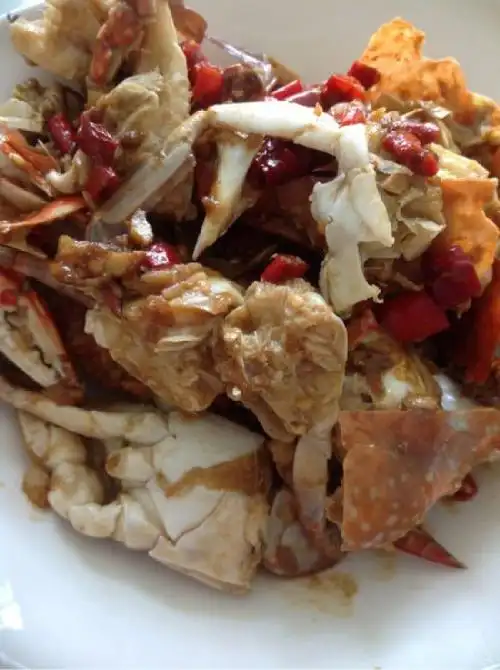 加入糖,生抽翻炒入味.放少许盐鸡精即可出锅       香辣蟹的做法