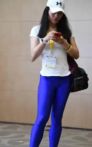 健身的妹子就是任性,亮蓝色紧裤也敢穿,正所谓颜值不够身材来凑