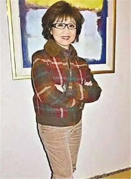 金曲之母张德兰晒庆生照,60岁打扮还花哨,但天然脸气质优雅啊!