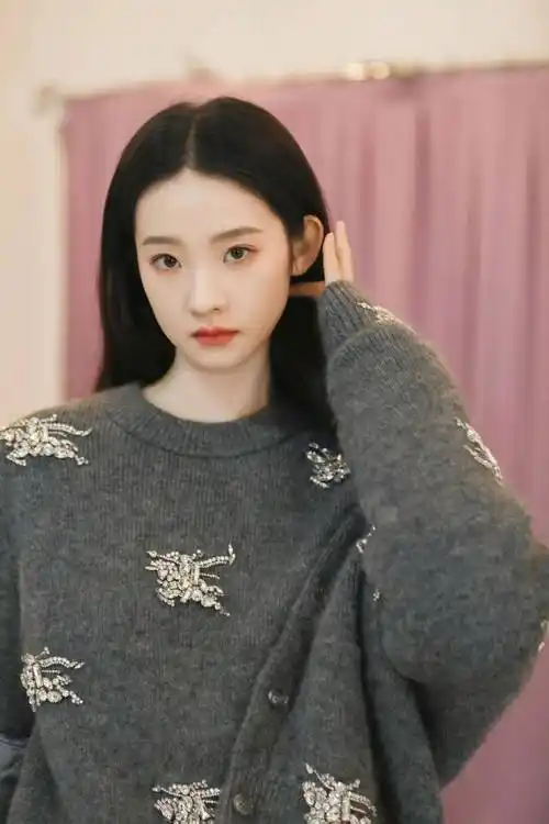 张艺凡冬季大幕闪现,身穿红色吊带裙尽显热情,纯洁,好色_白色_帽子