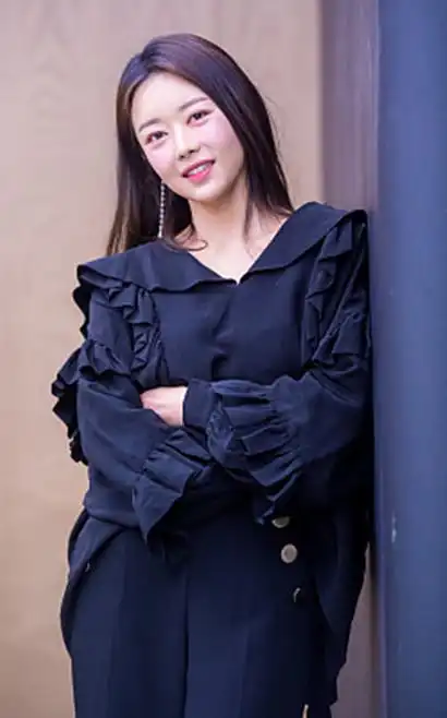 韩国艺人李秀敏接受专访拍写真,粉嫩桃花妆甜美气质迷人