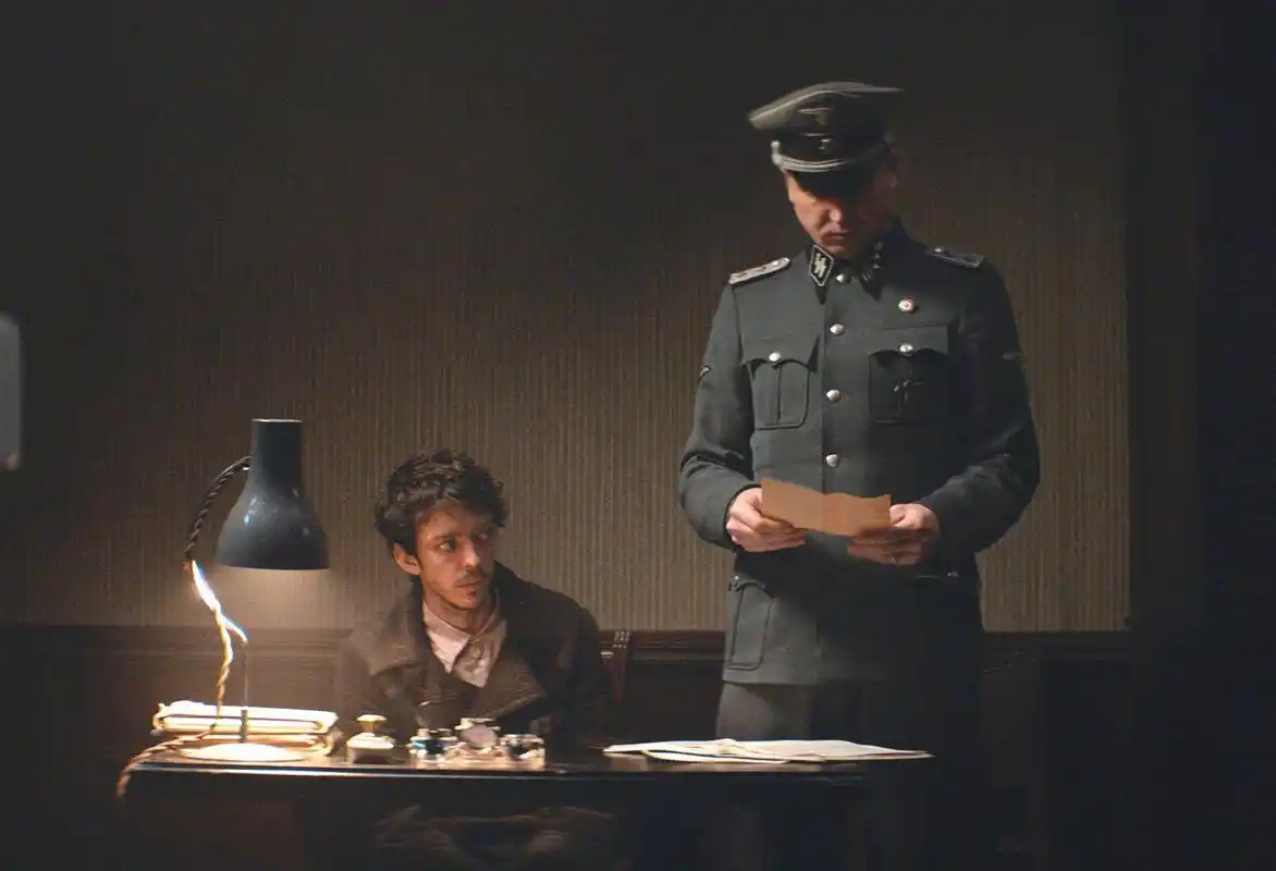 《波斯语课》剧照.吉尔斯与德国军官科赫.