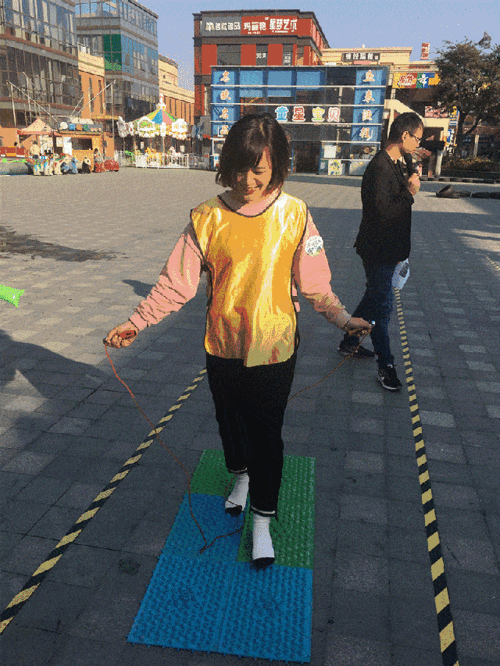 唯留背影惊尘事 跳绳历来是女生们的强项 而我们是在魔鬼指压板上面跳