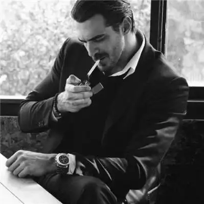 大叔抽烟头像成熟稳重男生抽烟沧桑头像男人成熟沧桑头像抽烟图成熟