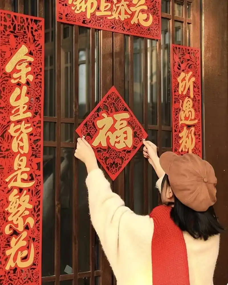 比如一年当中,无论人在何处,过年都会赶回家里,过个团圆年,家家户户贴