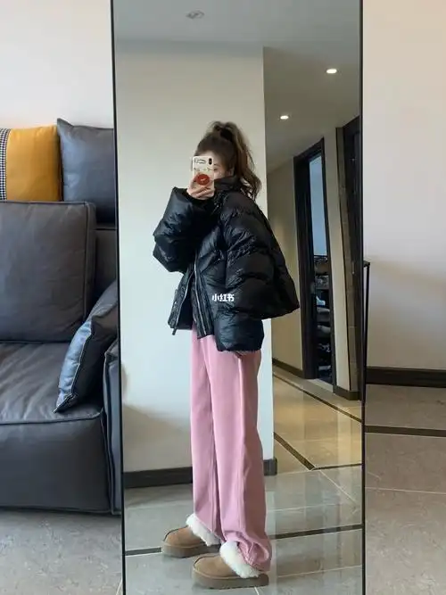 黑色羽绒服77粉色牛仔裤也太绝了