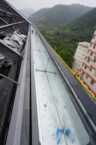 8,主楼c段钢结构屋面天沟焊接完成.