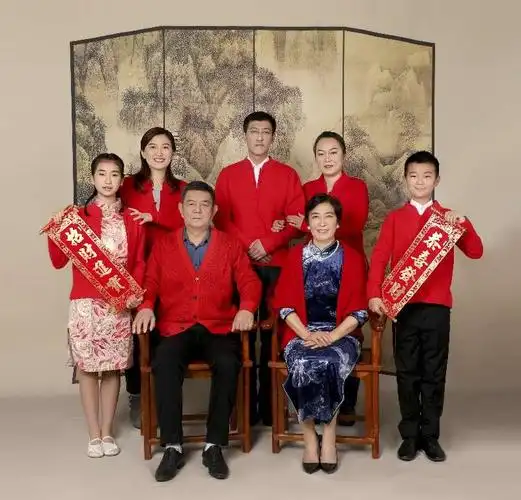 2020年1月8日儿子休年假,一家三口人来上海游玩,1日12日拍照全家福