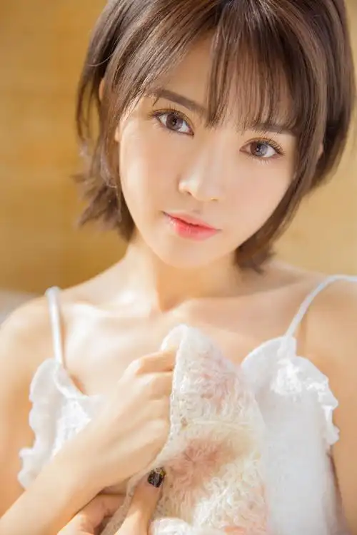 极品尤物深v吊带背心美乳诱人大胆写真图片