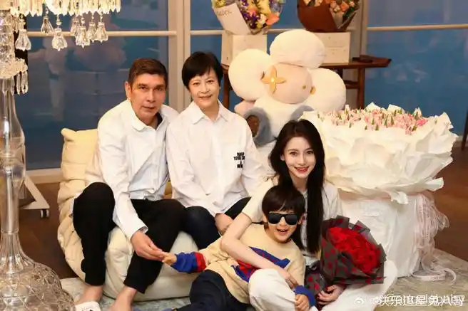 小海绵7岁近照##7岁小海绵近照#黄晓明angelababy儿子小海绵7岁近照