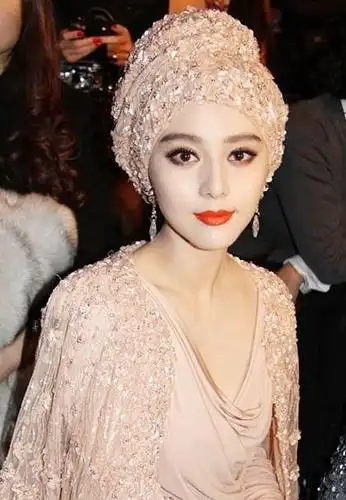 女星戴头巾汤唯变身励志少女李小璐却