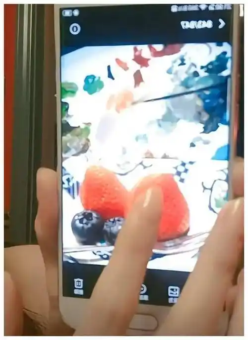 女主持人马卉现场泄露不雅照片当众翻相册马卉回应引发争议