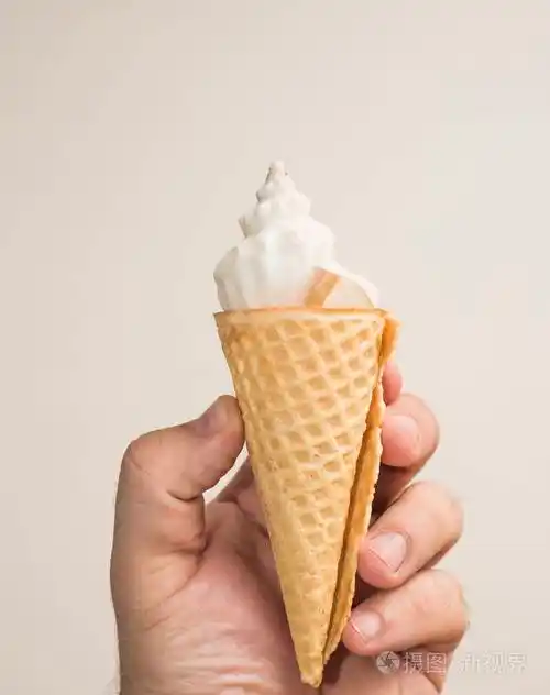 白色背景的手拿华夫饼锥冰淇淋
