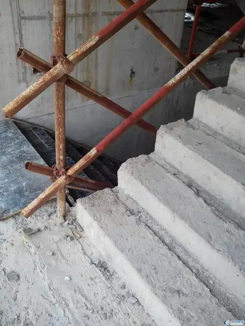 现浇混凝土楼梯拆模成型后,为什么在踏步上在定模板?内有图片