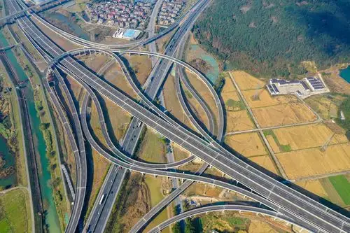 正文  该项目起于练杭高速新市枢纽,终于杭金衢高速直埠枢纽南侧,全长