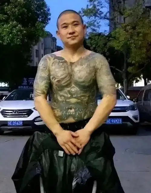 回顾满身文身的黑社会被文弱书生追砍死后得知是昆山龙哥