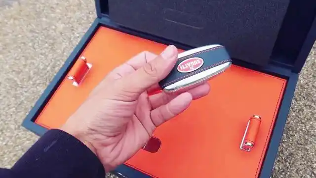 4000万的布加迪跑车有两把钥匙,第二把钥匙干嘛用的?看完大开眼界