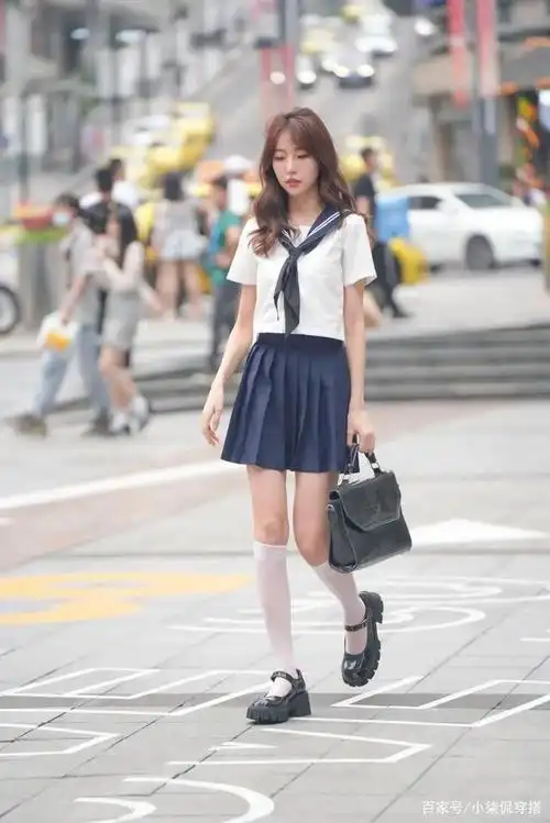 并不是"作",穿百褶裙配"及膝袜",时尚博主的减龄小能手