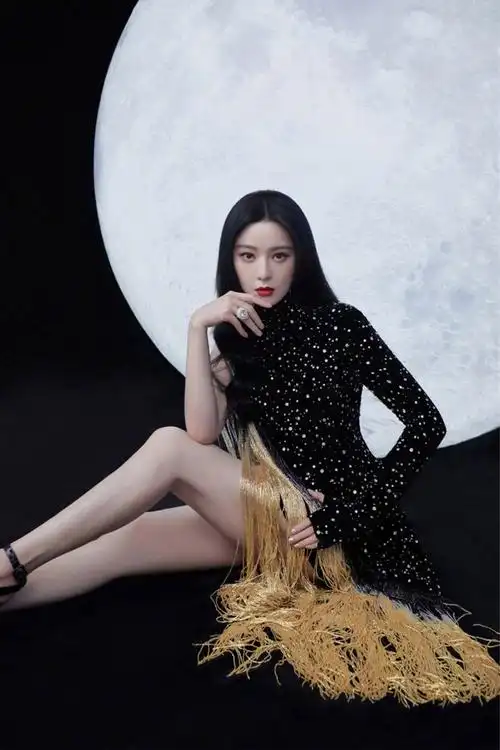 范冰冰为复出也是拼了登杂志演绎三代同堂气场简直无敌