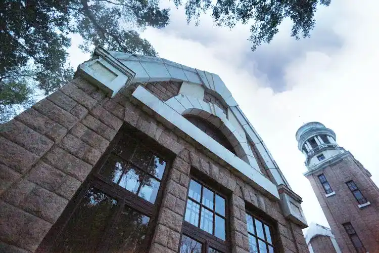 作为吉林西站的设计师,林徽因用文艺一词诠释了这座建筑的独特之美.