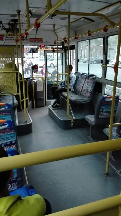 头一回公交车里这么多的坐,让我座那好呢.天气不错,心