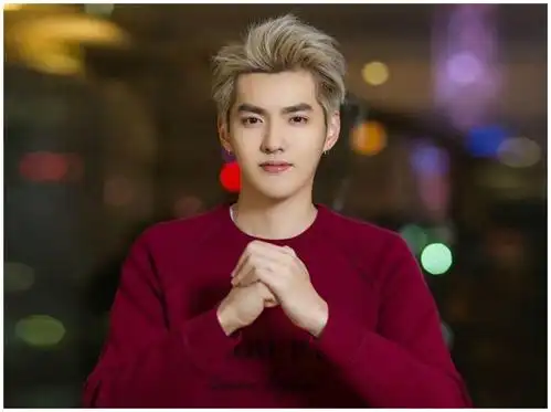 高晓松剪掉长发太显嫩顶空气刘海歪头卖萌减肥后被认成吴亦凡