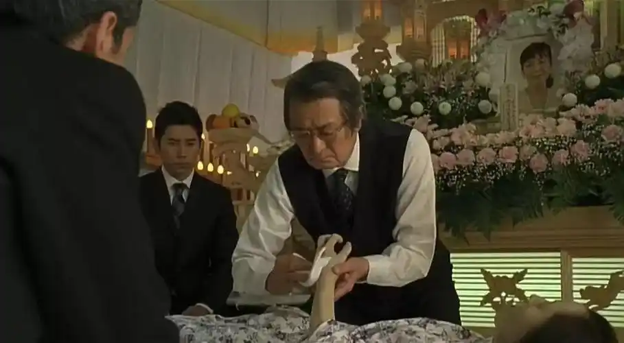 如何面对死亡,怎样陪伴亲人走完最后一程,《入殓师》引人深思