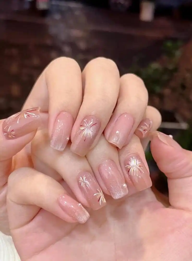 一抹烟花～  最近尝试了一款超好看的美甲,简直让我爱不释手!