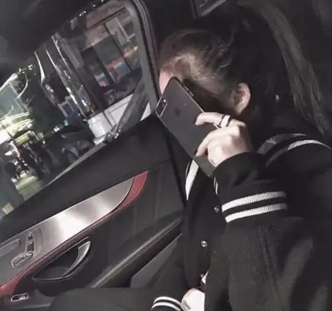 坐在车里的女生头像真人 女生头像图片大全 -【爱个性】