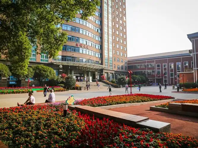 p>南昌大学第一附属医院有东湖院区和象湖院区两个院区,其中东湖院区