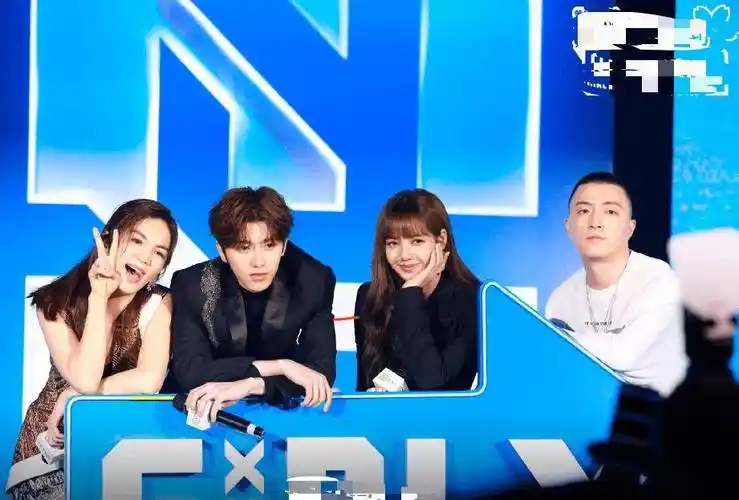 《青春有你》导师合影,蔡徐坤跟lisa的身距很微妙,粉丝不淡定了_节目