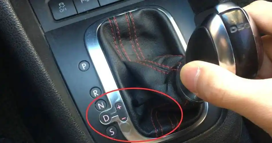 自动挡下坡,怎样挂挡更安全?老司机:挂d档踩刹车不可取