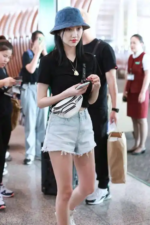景甜真的挺会穿,露脐背心搭高腰短裤好清爽,戴渔夫帽显得脸超小_老