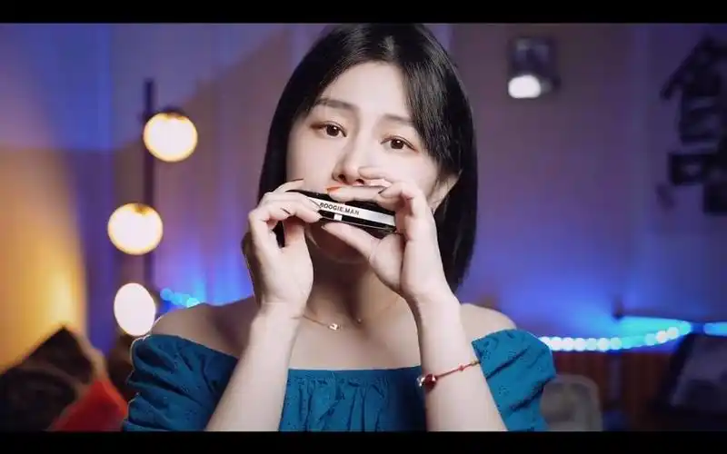 口琴演奏《贝加尔湖畔》,"你清澈又神秘.像贝加尔湖畔!