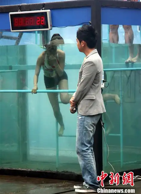 世界两大水下憋气高手对决张家界