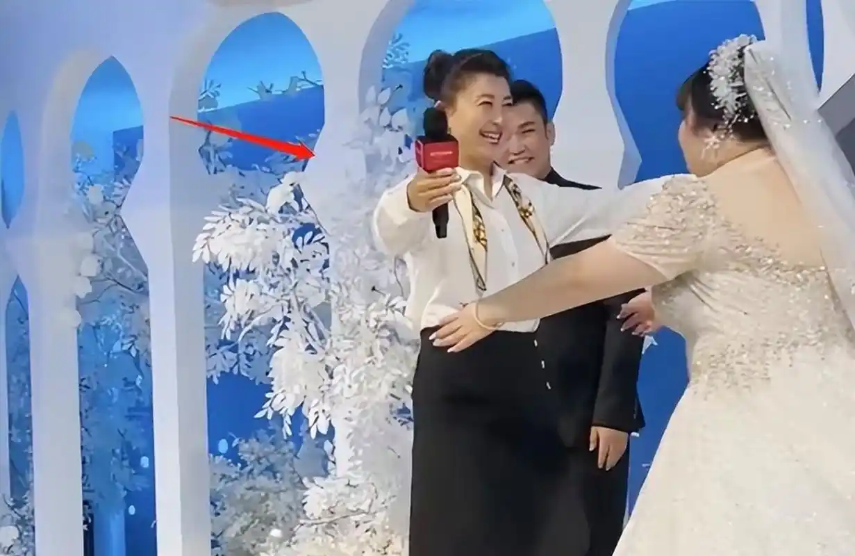 白小白爱徒结婚现场过度奢靡,直升机接亲各路网红棒场,婆婆全程摆脸色