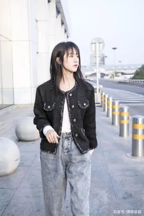 袁冰妍小香风外套搭配宽松牛仔裤机场街拍今日份黑长直大美女