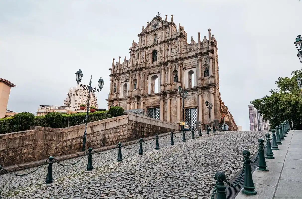 澳门十大旅游景点 澳门,这座被誉为东方蒙特卡罗的城市,以其丰富的