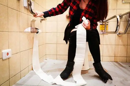公厕马桶的干净程度总让人质疑,有些人选择半蹲,甚至用卫生纸将马桶圈