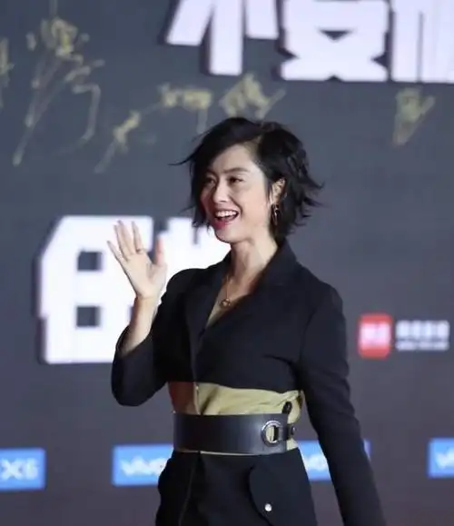 朱茵49岁气质仍惊艳,穿黑色连衣裙干练利落,端庄稳重真有女神范