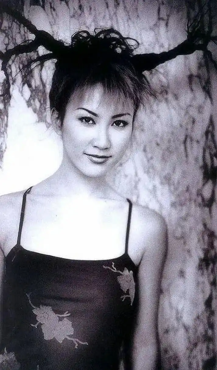 李玟今年48周岁,一直很喜欢她,小时候经常听李玟的歌,家里现在还有