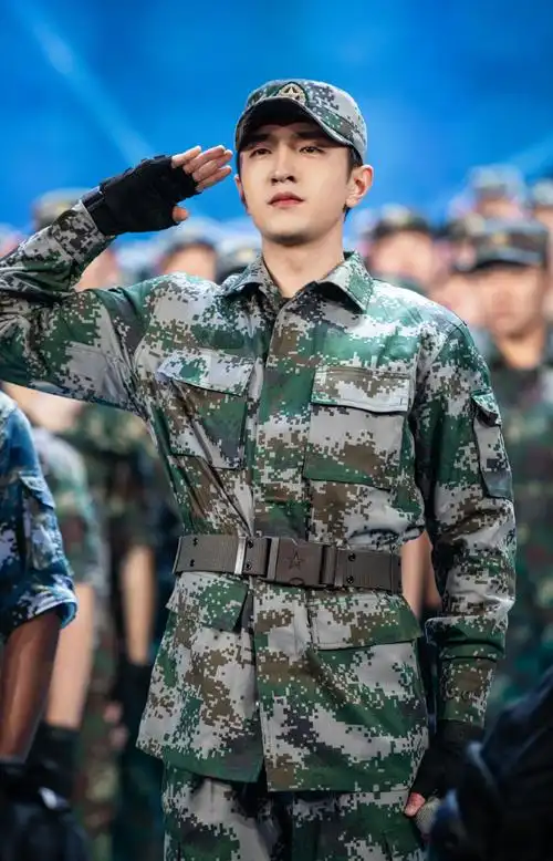 简介:金瀚硬朗帅气军装舞台照图片,分享一组金瀚图片给大家,图中的