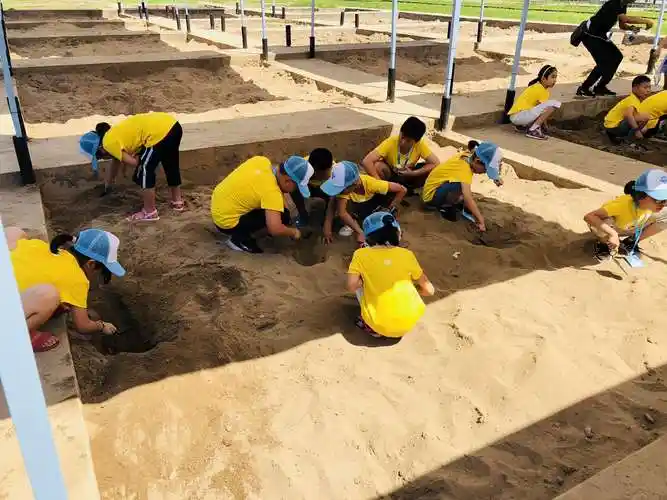 我们也体验一次考古学家的工作